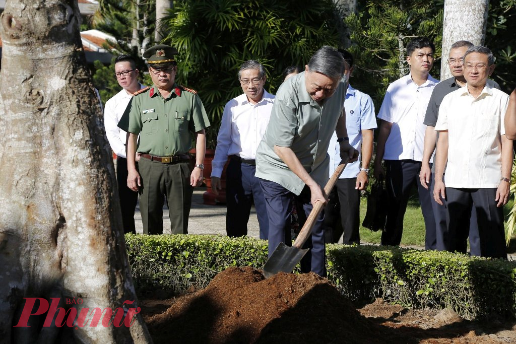 Chủ tịch nước Tô Lâm trồng cây lưu niệm trong khuôn viên Đền thờ Bác Hồ - Ảnh: Thanh Lâm