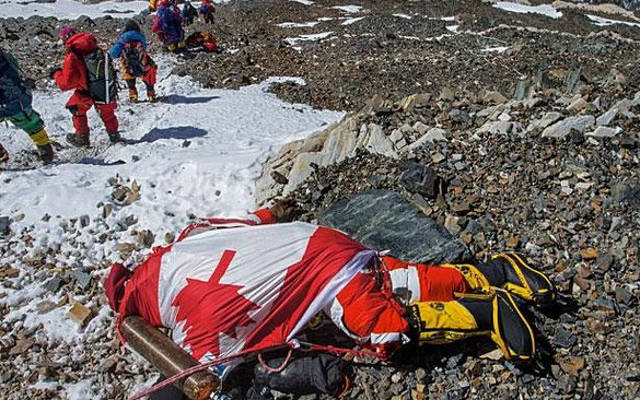 Những người Sherpa trong nhóm thu gom rác và xác chết từ những khu vực cao hơn do họ có nhiều kinh nghiệm. Trong khi đó, những người lính làm việc ở những vùng thấp hơn và khu vực trại căn cứ trong nhiều tuần trong mùa leo núi mùa xuân phổ biến, khi điều kiện thời tiết thuận lợi hơn.