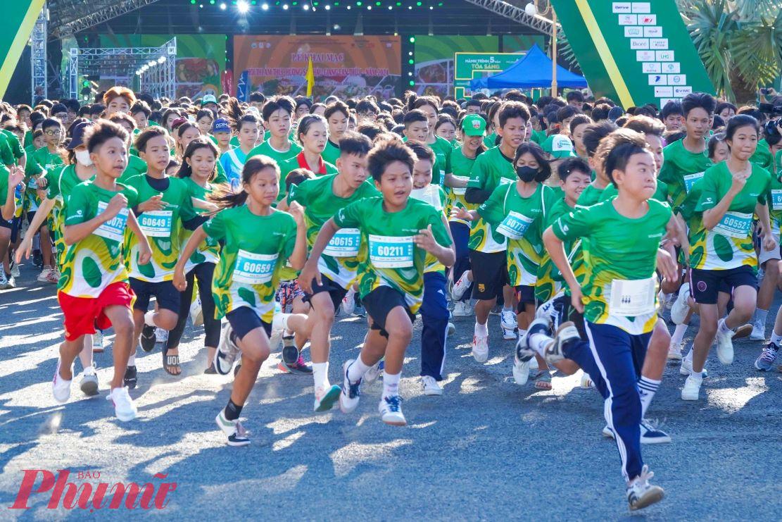 Trong đó, sáng 6/7 đã tổ chức thành công 2 cự ly 1,1km và 2,4km dành cho trẻ em và thiếu niên với 2.000 VĐV tham gia;