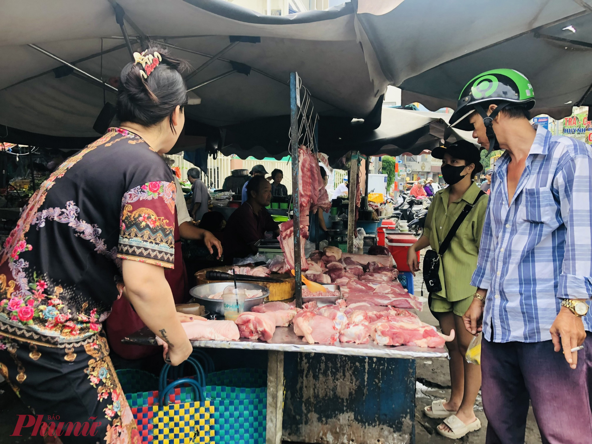 Mua miếng thịt heo ngoài chợ, an toàn hay không là hên xui - Ảnh: Thanh Hoa