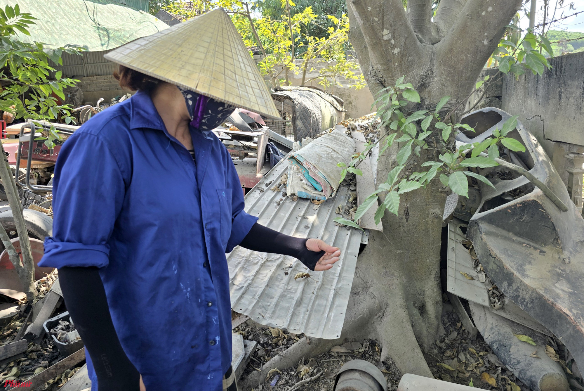 “Trời nắng thì bụi mịt mù, trời mưa bùn từ hai bên tràn ra mặt đường nhựa rất bẩn. Cả năm qua nhà tôi lúc nào cũng phải đóng cửa vì bụi kinh khủng quá” - bà Nguyễn Thị Quý (trú xã Mỹ Thành, huyện Yên Thành, tỉnh Nghệ An) nói.