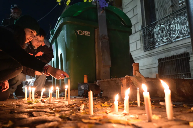 Phụ nữ thắp nến trong buổi cầu nguyện trước nhà trọ nơi hai người đồng tính nữ bị giết ở Buenos Aires vào ngày 8 tháng 5 năm 2024. Juan Mabromata/AFP/Hình ảnh Getty