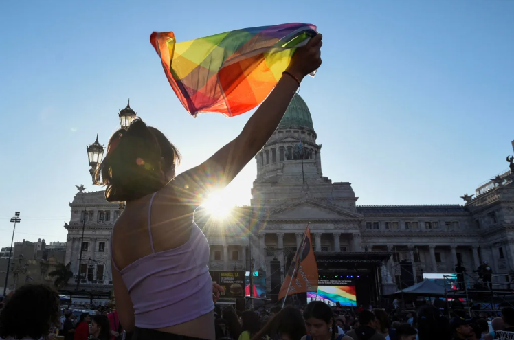 Mọi người tham gia Diễu hành Tự hào LGBTQ trước Tòa nhà Quốc hội ở Buenos Aires, Argentina, vào ngày 4 tháng 11 năm 2023. Martin Cossarini/Reuters