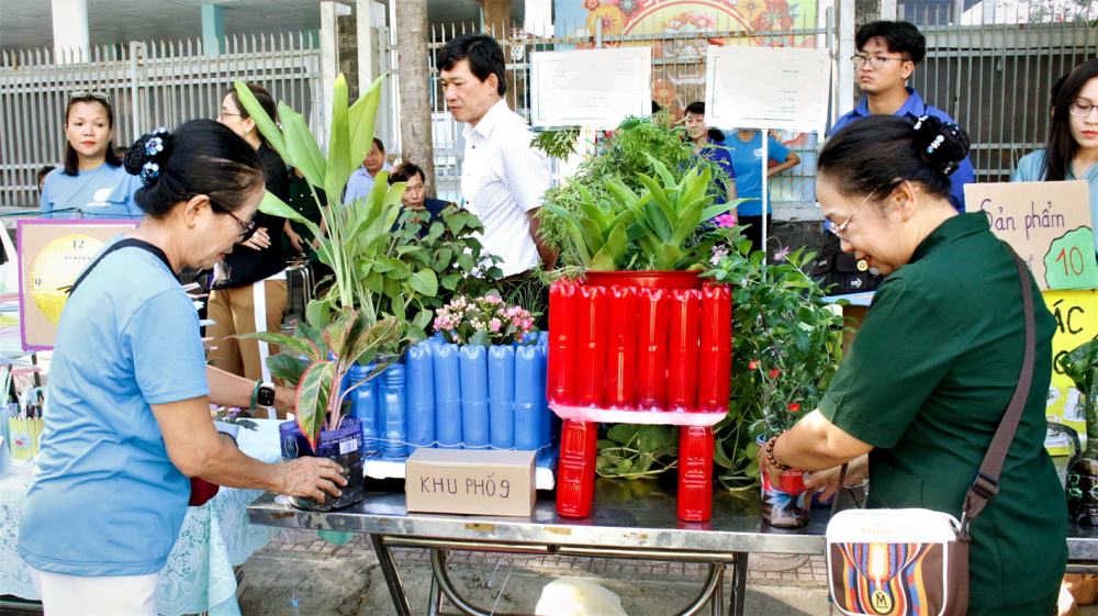 Chi hội Phụ nữ khu phố 9 sử dụng rác tái chế làm thành những sản phẩm hữu ích