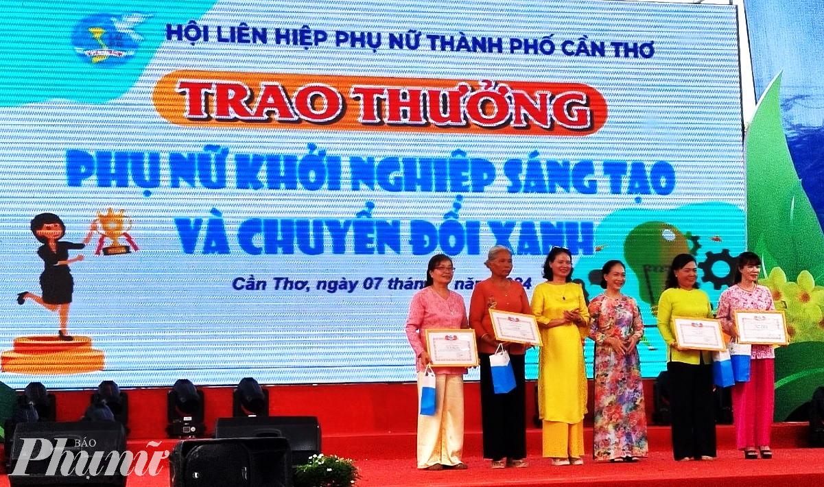 Hội LHPN TP Cần Thơ đã trao thưởng cho 4 ý tưởng xuất sắc được lựa chọn trong 100 ý tưởng về khởi nghiệp và chuyển đổi xanh. 