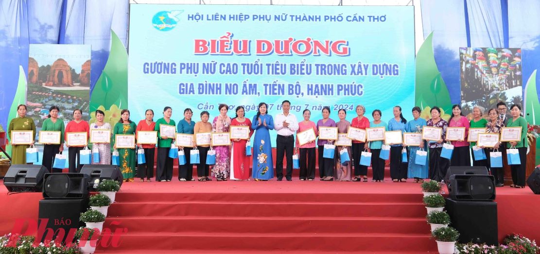 Tuyên dương 24 phụ nữ cao tuổi vai trò “tuổi cao, gương sáng”.