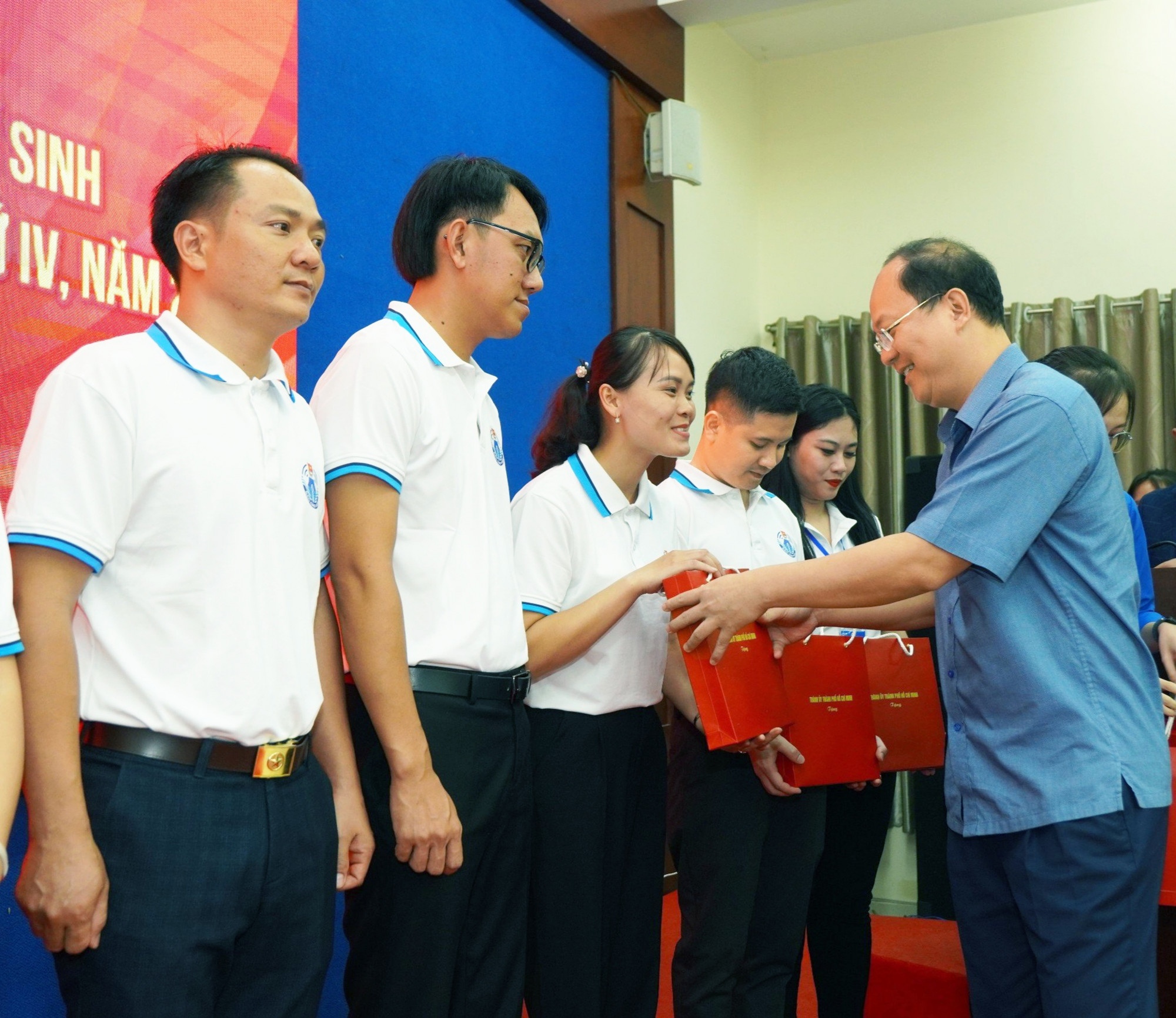 Ông Nguyễn Hồ Hải -  Phó bí thư thường trực Thành ủy TPHCM -  gặp mặt, tặng quà chúc mừng các thí sinh  lọt vào vòng chung kết hội thi - ẢNH: CHÂU LỘC