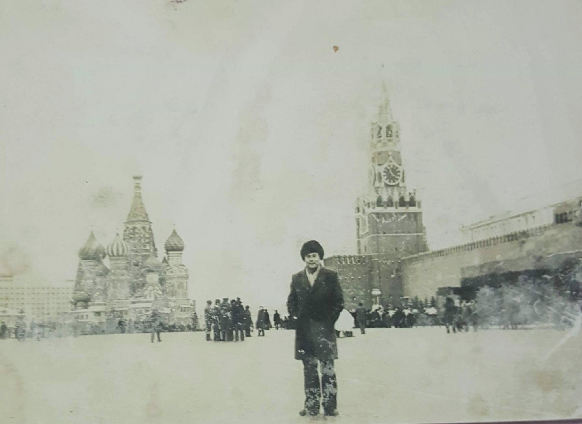   Cuối năm 1979, chị cả nhà tôi tròn bảy tuổi, chị bé ba tuổi, bố lên đường sang nước Nga công tác, nhiệm kỳ bốn năm (ảnh tác giả cung cấp)