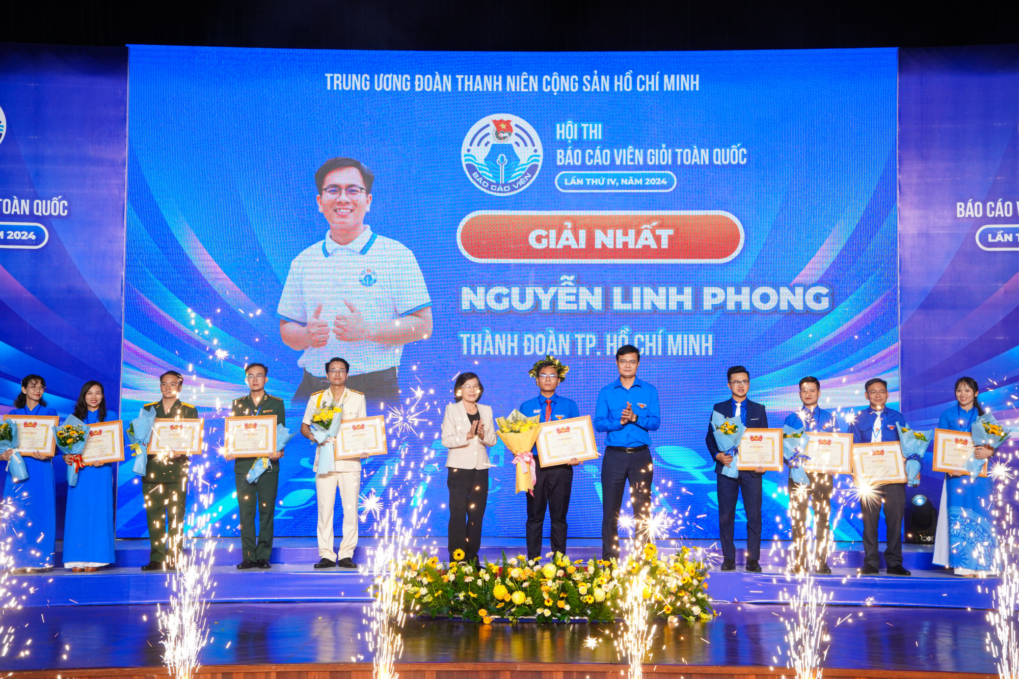 Thí sinh Nguyễn Linh Phong đến từ Thành Đoàn TPHCM đạt giải Nhất Hội thi Báo cáo viên giỏi toàn quốc lần thứ IV, năm 2024