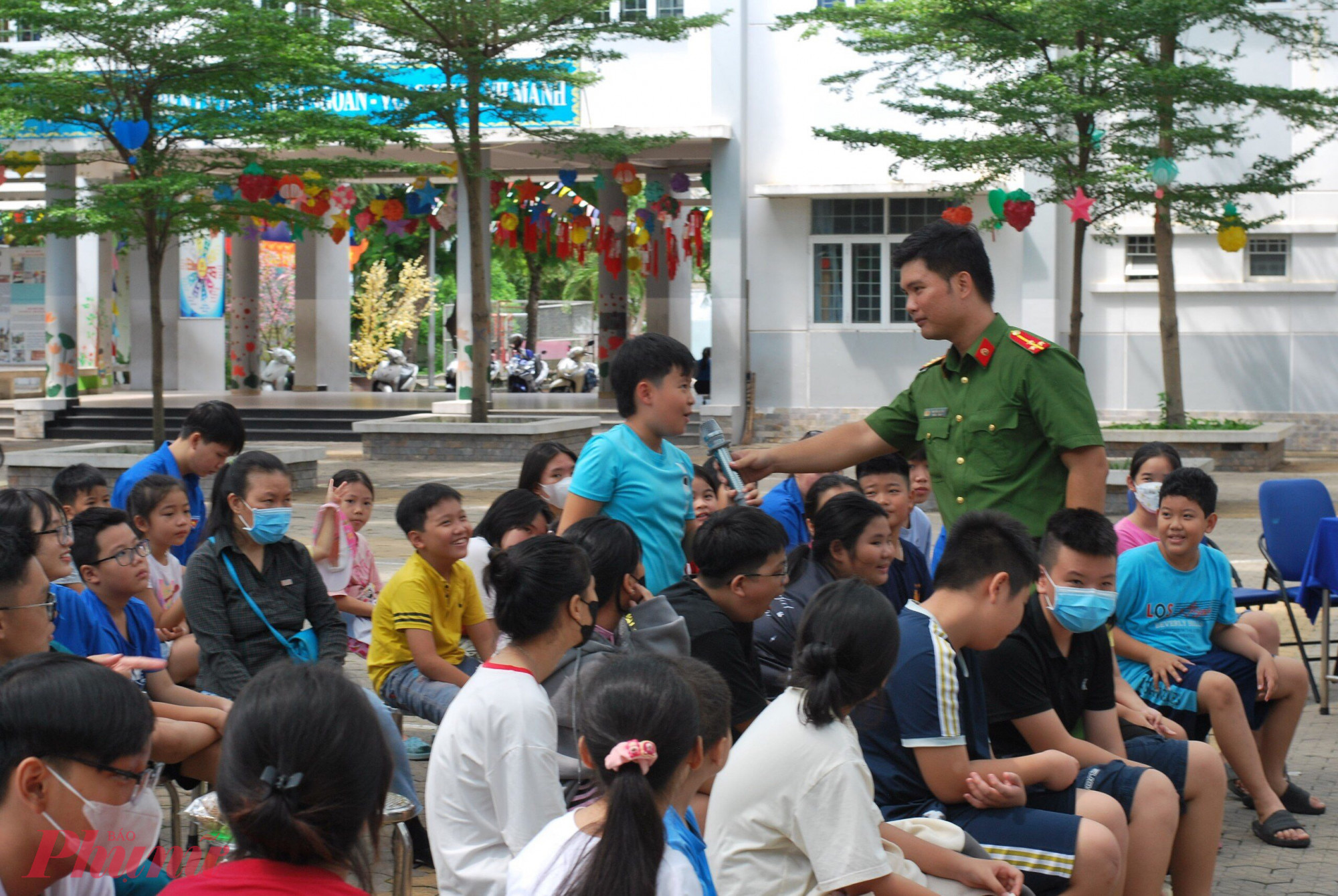 Học sinh lắng nghe và trả lời các câu hỏi liên quan đến cháy, nổ - Ảnh: Duy Trí