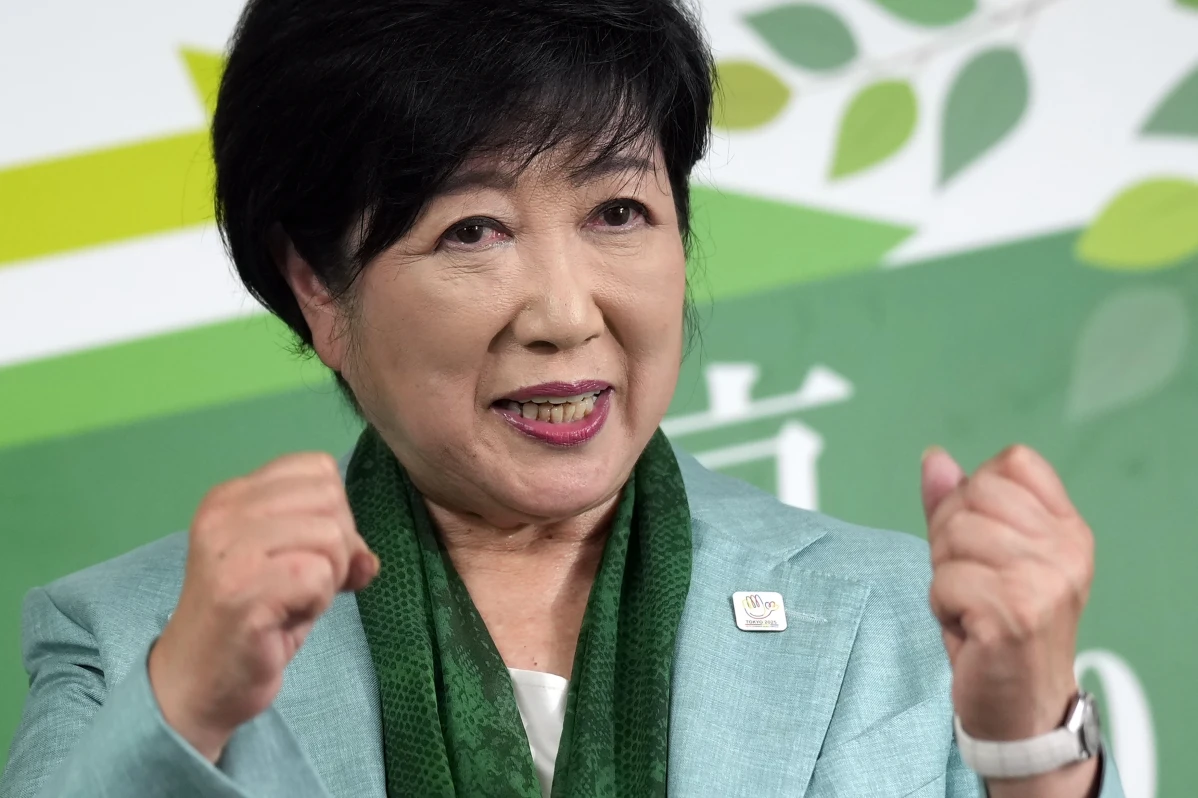 Bà Yuriko Koike ăn mừng sau khi tiếp tục thẳng cử Thống đốc Tokyo, ngày 7/7 - Ảnh: AP