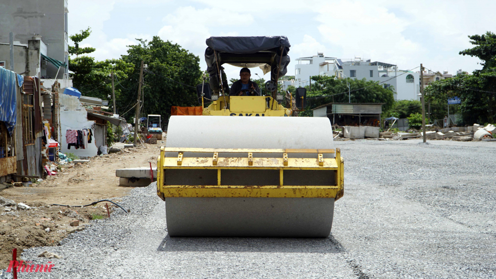 Công nhân, máy móc làm việc tại những chỗ có mặt bằng.