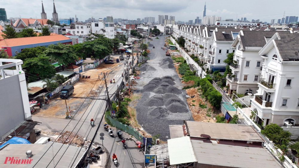 Dự án sẽ mở rộng, nâng cấp gần 2,5km đường từ 7 - 8m lên 32m, quy mô 6 làn xe, vỉa hè rộng 4,5m cùng cây xanh, chiếu sáng và hệ thống hạ tầng kỹ thuật 2 bên đường. Tổng mức đầu tư của dự án hơn 2.300 tỉ đồng. Trong ảnh là đường Dương Quảng Hàm cạnh khu dân cư Cityland Garden Hills.