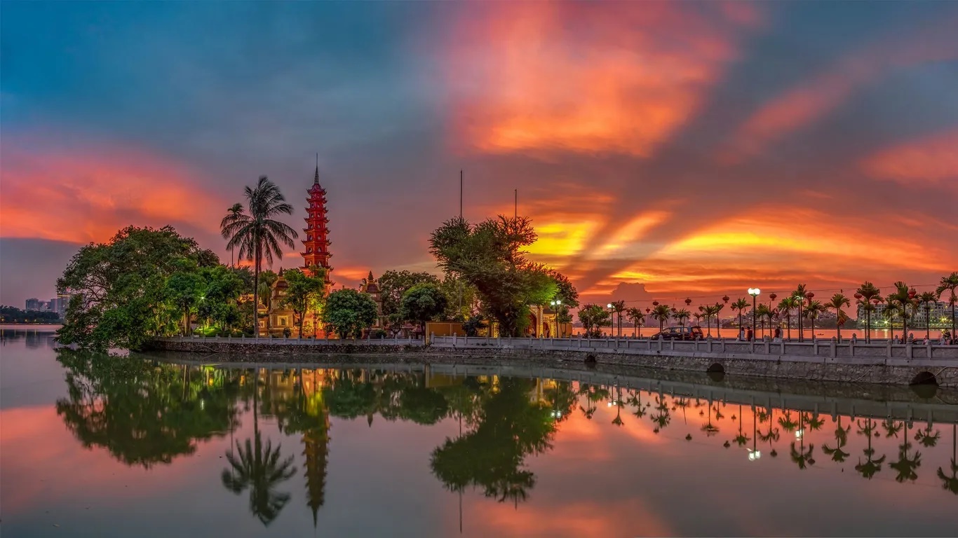 Hoàng hôn ở chùa Trấn Quốc - Ảnh: TaoPhotography/ Shutterstock