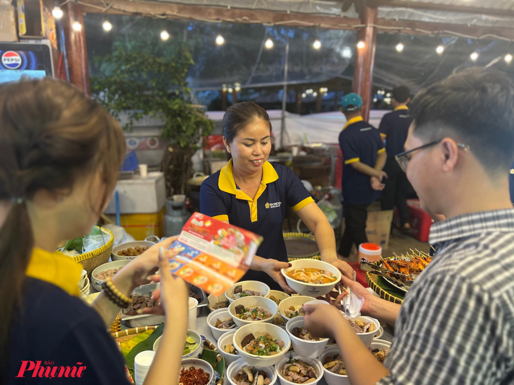 Với hơn 100 món ăn đa dạng từ bún mắm miền Tây, hủ tiếu Sa Đéc đến bánh xèo rau rừng, chè bà ba... Lễ hội Hương Sắc Phương Nam hứa hẹn mang đến trải nghiệm ẩm thực chân thực của vùng miền Nam.Theo ghi nhận, giá bán các món ăn tại lễ hội dao động từ 30.000-80.000 đồng/món. (Du khách thưởng thức món bánh canh bề bề với giá 60.000 đồng/tô)