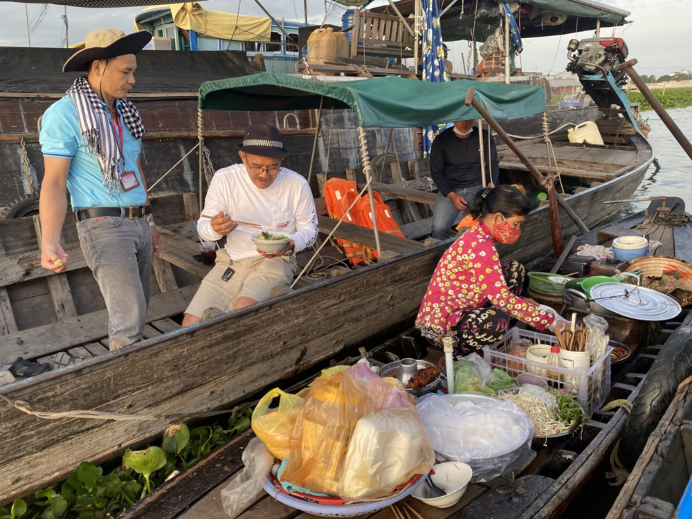 Dù chỉ là các món ăn bình dân quen thuộc nhưng trải nghiệm ăn trên những chiếc ghe mỏng manh bồng bềnh giữa mênh mang sóng nước là điều khá thú vị, khác lạ.