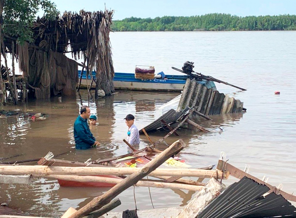 Nhà và nhiều tài sản của người dân  huyện Ngọc Hiển, tỉnh Cà Mau bị chìm  xuống sông do sạt lở bờ - ẢNH: THÁI TẤN