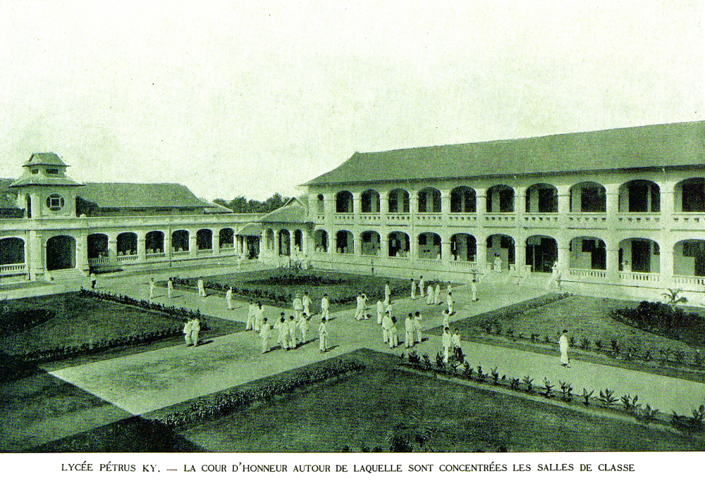 Trung học Petrus Ký (nay là Trường THPT Lê Hồng Phong). Sân trường nằm giữa các dãy lớp học - Nguồn ảnh: La Cochinchine scolaire (Trường học Nam Kỳ), 1931