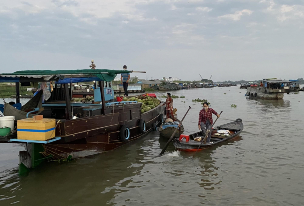 Các ghe lớn mang nông sản tới đây bán nhưng vì một vài nguyên nhân họ có neo đậu ở chợ cả tháng trời. Có thể vì chưa bán hết hàng hoặc vì chờ đợi con nước, thậm chí họ có thể ở lại để mua một vài mặt hàng đem về các vùng khác bán lại. Những ghe này đậu san sát nhau ven sông Hậu.