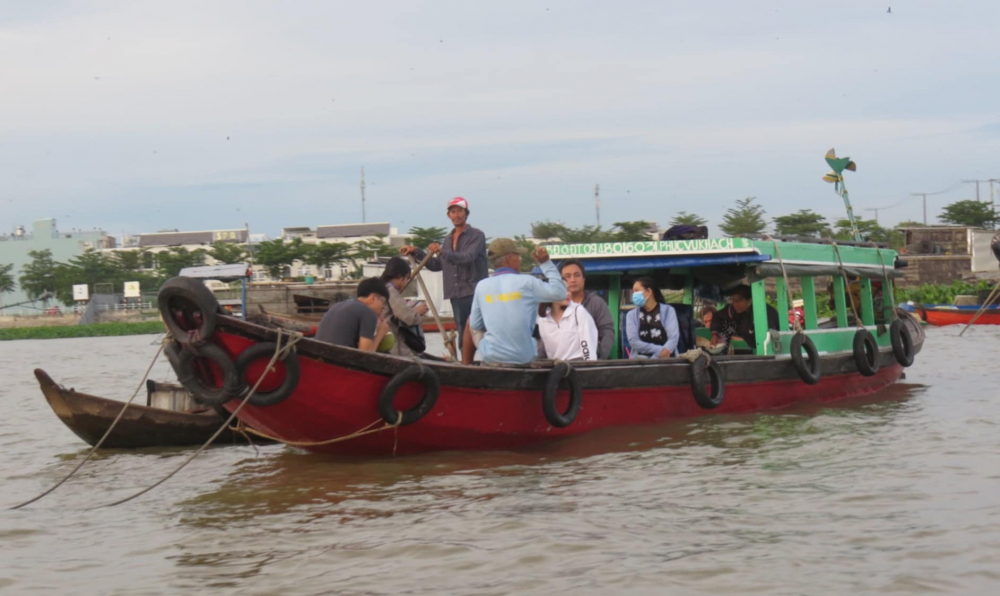 Một ghe gỗ của người dân địa phương chở khách khám phá chợ nổi Long Xuyên.