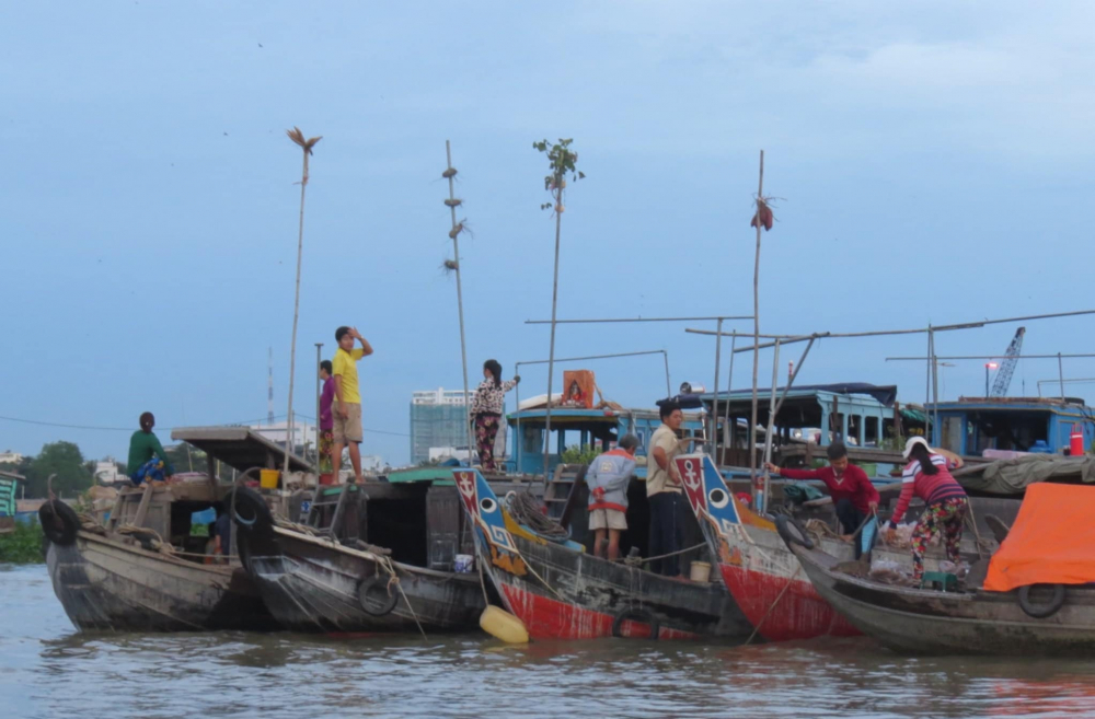 Những cây bẹo đặc trưng của ghe thuyền thương hồ ở chợ nổi Long Xuyên. Chợ nổi nằm dọc sông Hậu, một bên bờ là thành phố Long Xuyên, phía đối diện là huyện Chợ Mới. Tuỳ theo mùa vụ và con nước, có lúc chợ thu hút cả trăm ghe thuyền, hầu hết là ghe nông sản từ khắp nơi miệt vườn đưa tới đây để bán.