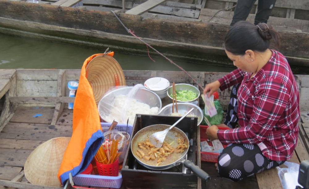 Một ghe bán bún thịt xào. Ngoài bán cho khách tham quan chợ nổi, đồ ăn này còn bán cho cư dân trên các ghe thuyền neo đậu ở chợ nổi.