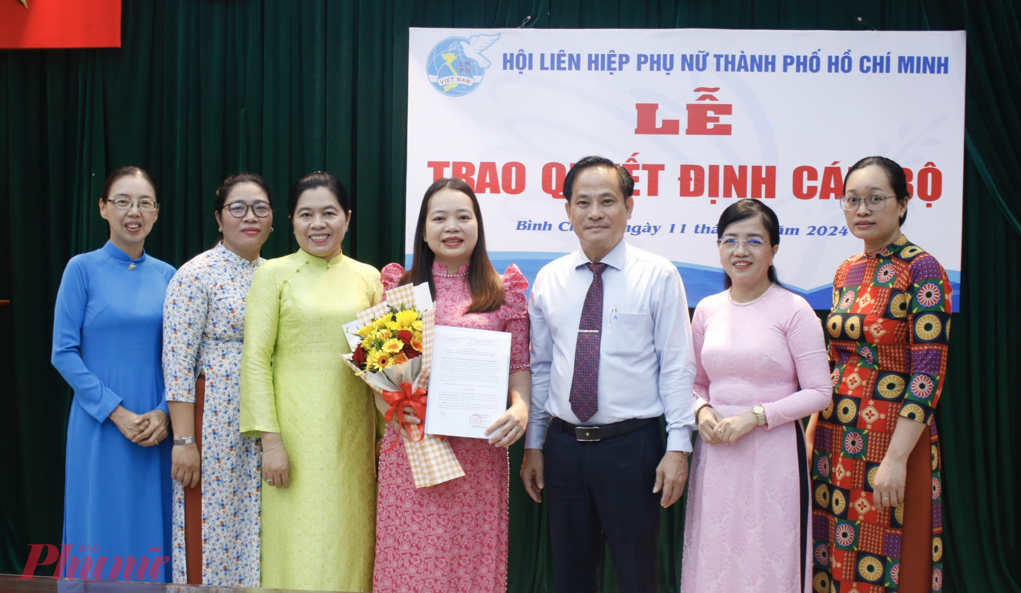  Lãnh đạo Hội LHPN TPHCM và lãnh đạo Huyện ủy trao quyết định và hoa chúc mừng bà Tô Thị Kim Anh.