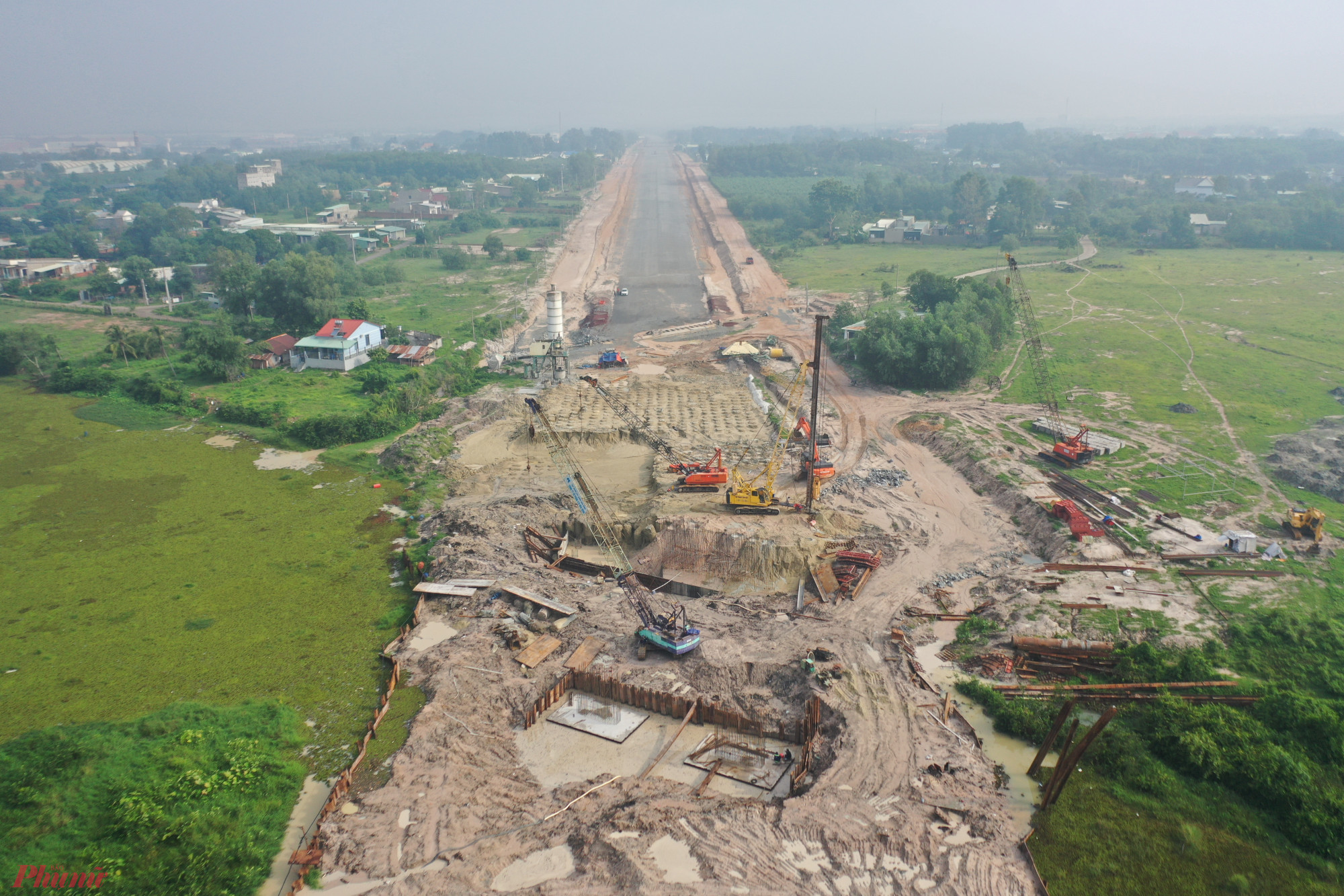 Các nhà thầu thi công đang đẩy nhanh tiến độ trong thời gian tới (thi công 3 ca 4 kíp), phấn đấu thi công hoàn thiện hạng mục đắp đất nền đường, cống thoát nước của dự án trước mùa mưa năm 2024.