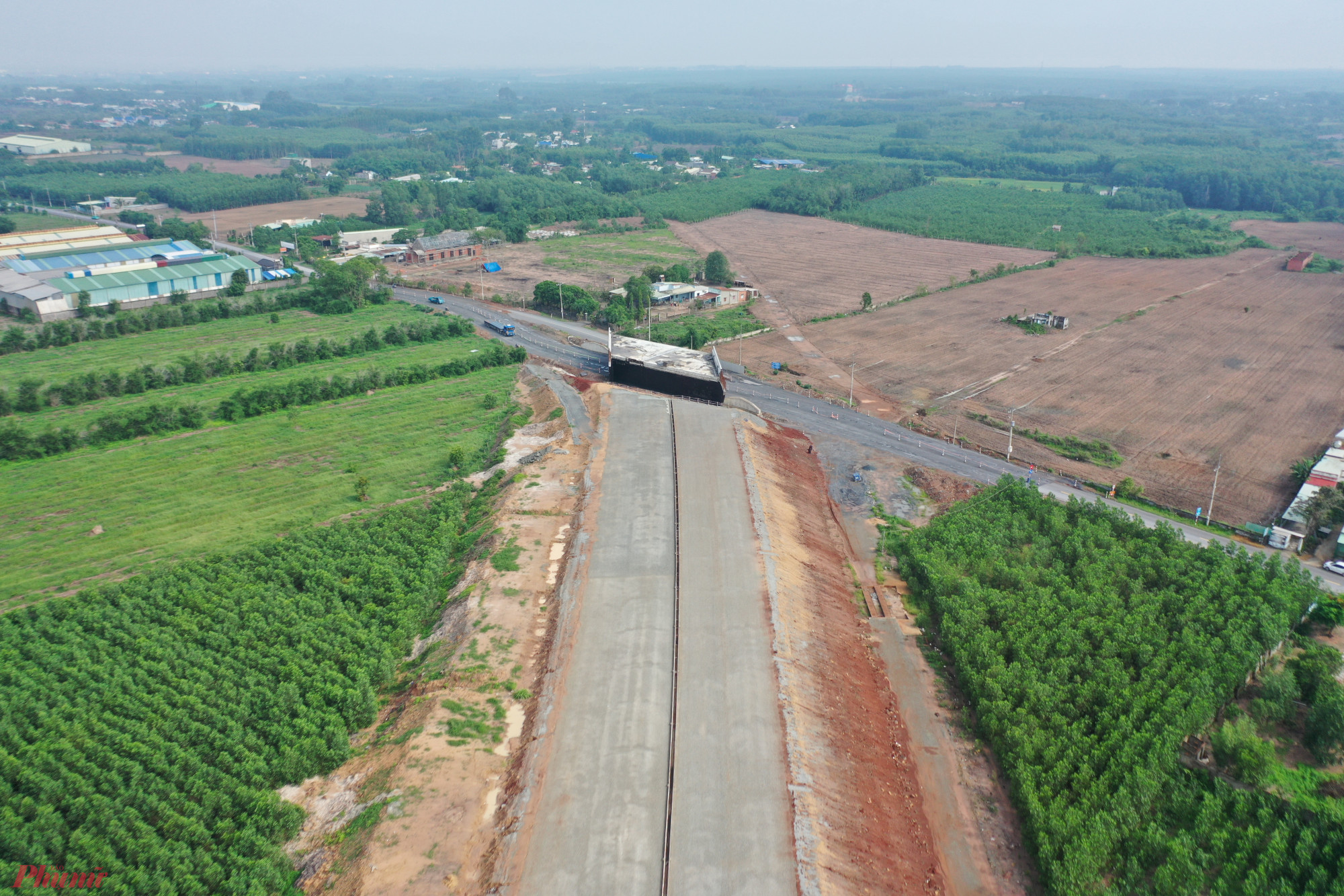 Đoạn giáp ranh giữa hai tỉnh Bà Rịa - Vũng Tàu và Đồng Nai. Phía Bà Rịa - Vũng Tàu hiện đã thành hình, trong khi phía Đồng Nai vẫn còn nhà cửa, cây cối xanh um.