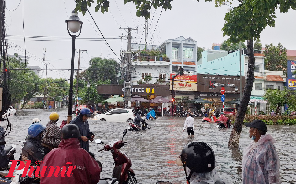 Mưa lớn khiến nhiều tuyến đường trung tâm TP Rạch Giá bị ngập sâu trong biển nước