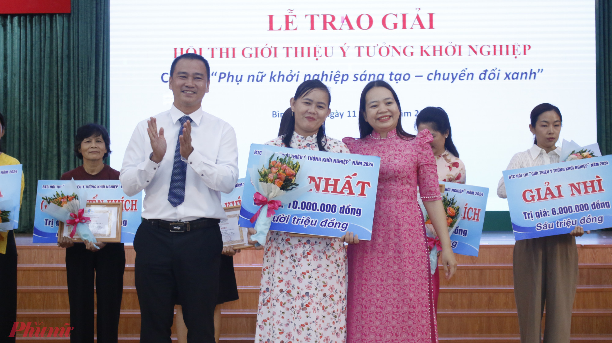 Bà Tô Thị Kim Anh - Chủ tịch Hội LHPN huyện Bình Chánh và ông Lư Nguyễn Xuân Vũ – Phó Chủ tịch Hội Doanh nghiệp Huyện, Tổng Giám đốc công ty Cổ phần Tập đoàn Xuân Nguyên trao giải nhất hội thi “Giới thiệu ý tưởng khởi nghiệp” cho chị Thiều Thị Thanh Tuấn ( xã Vĩnh Lộc B) với dự án “Sản xuất nhang dược liệu sạch”.