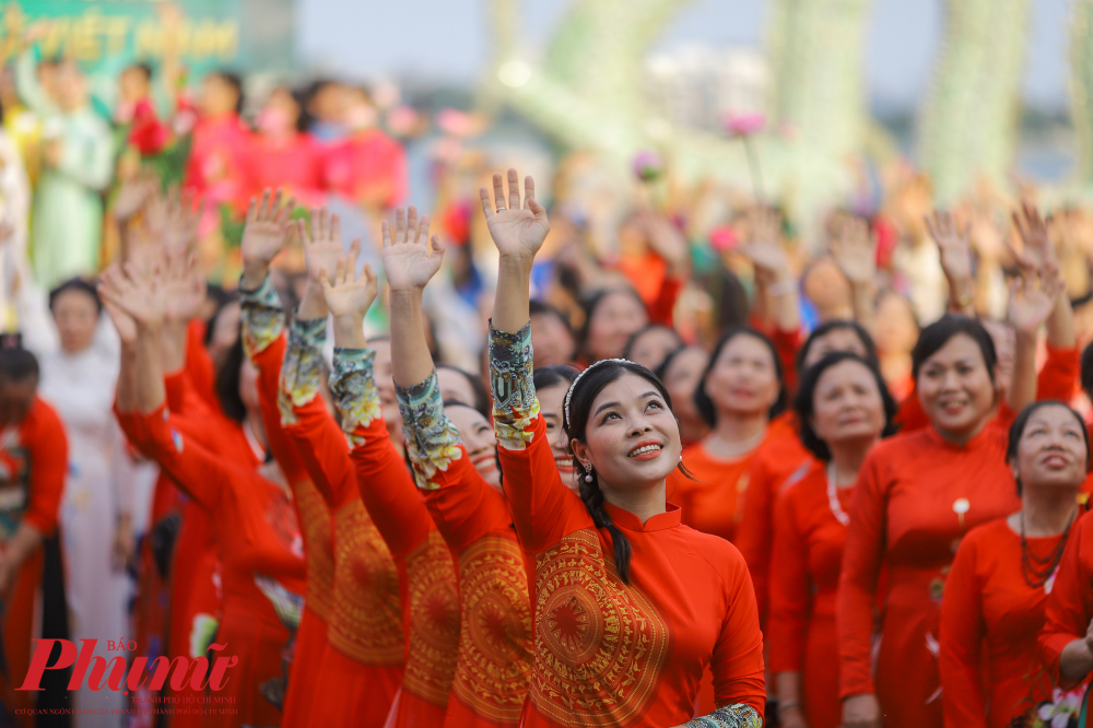 Cùng với đó, vào Chủ nhật ngày 14/7, Hành trình xanh 'Sắc sen Tây Hồ' - Ngày hội đạp xe quanh Hồ Tây có số lượng người tham gia nhiều nhất Việt Nam (7.000 người). Kỷ lục này thuộc sở hữu của UBND Quận Tây Hồ, thành phố Hà Nội.