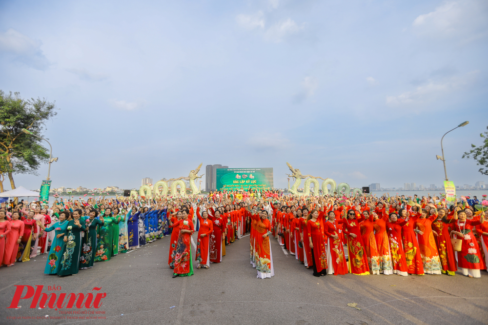 Đồng sở hữu kỷ lục này của UBND Quận Tây Hồ, thành phố Hà Nội và Câu lạc bộ Di Sản Áo Dài thành phố Hà Nội.