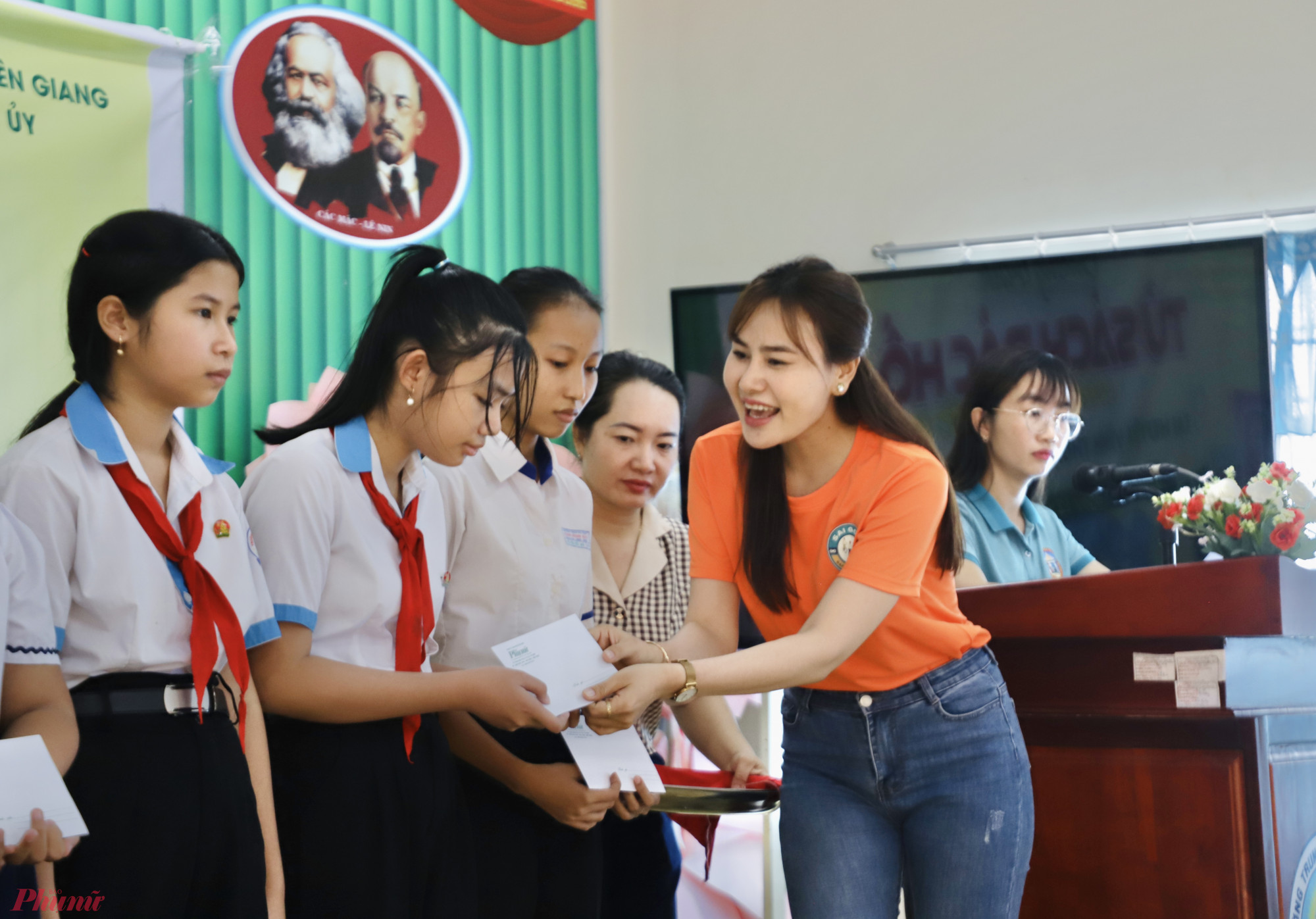 Bà Trần Thị Xuân Đào - đại diện nhà tài trợ - Nhóm xe đạp Sài Gòn đạp cùng nhau trao học bổng cho các em học sinh Trường TH-THCS Vĩnh Bình Bắc.