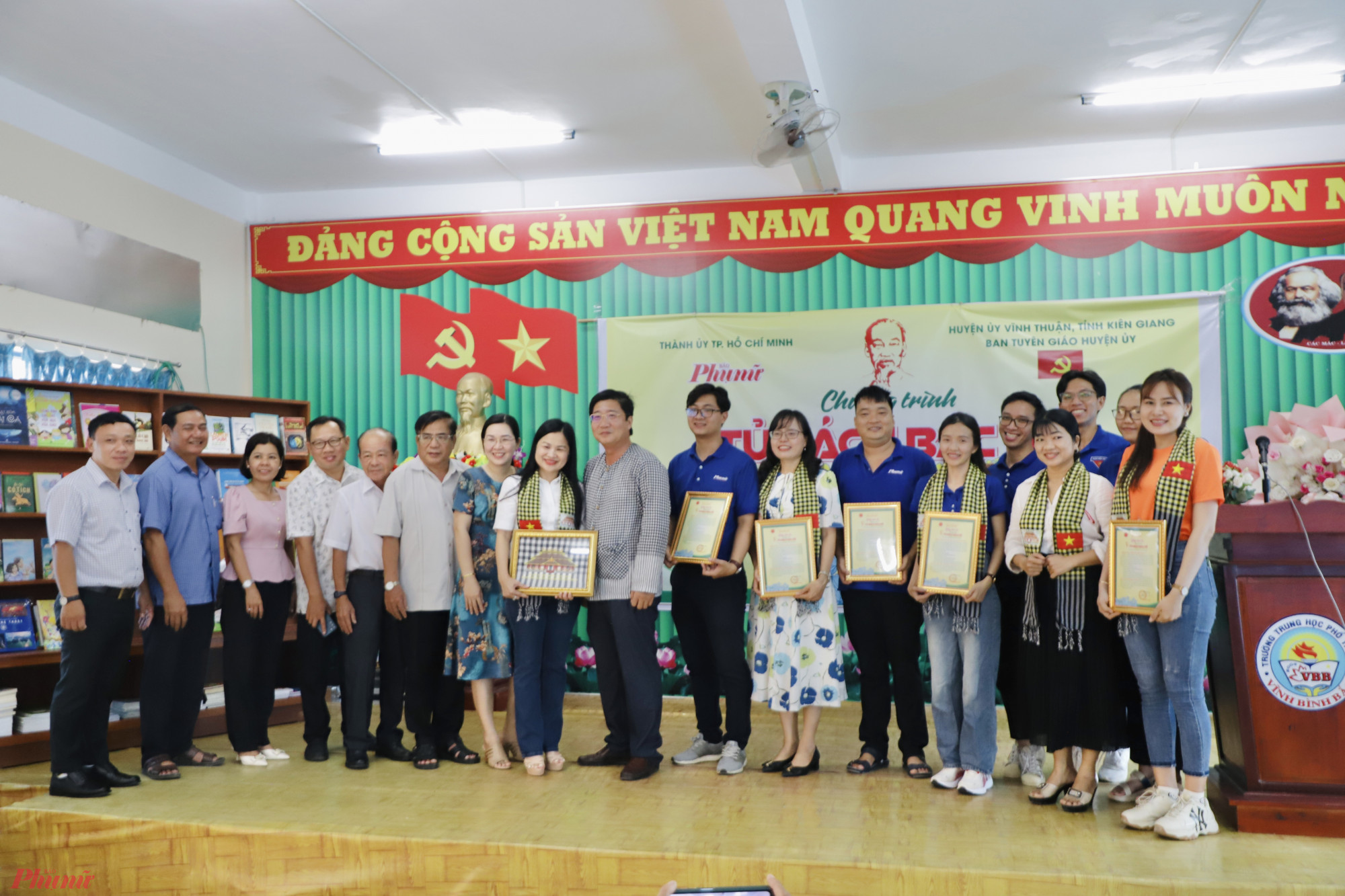 Ông Võ Thanh Xuân - Trưởng Ban Tuyên giáo Huyện ủy tỉnh Kiên Giang tặng bức tranh Khu Chứng tích Chiến tranh Rừng tràm Bang Biện Phú cho Báo Phụ nữ TPHCM