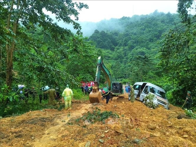 Cán bộ chiến sỹ Bộ Chỉ huy Quân sự tỉnh và Công an tỉnh Hà Giang tập trung tìm kiếm nạn nhân bị vùi lấp trong vụ tai nạn. Ảnh: Thế Đồng/TTXVN phát