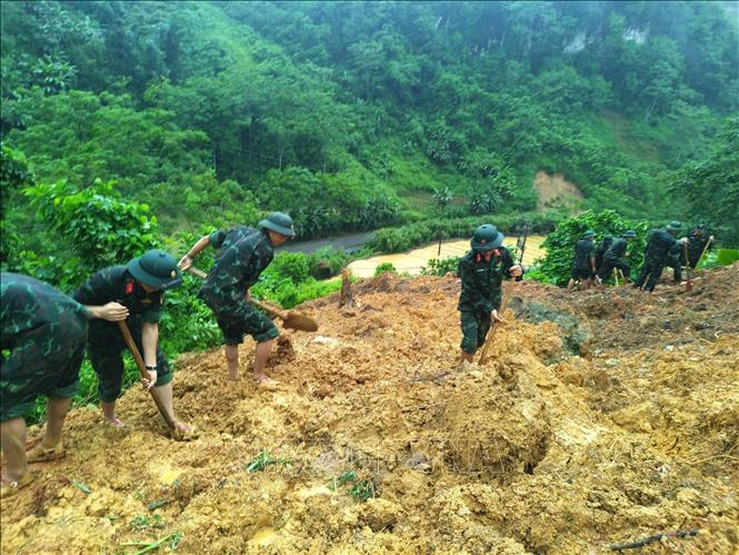 Cán bộ chiến sỹ Bộ Chỉ huy Quân sự tỉnh Hà Giang tập trung tìm kiếm nạn nhân bị vùi lấp trong vụ tai nạn. Ảnh: Thế Đồng/TTXVN phát