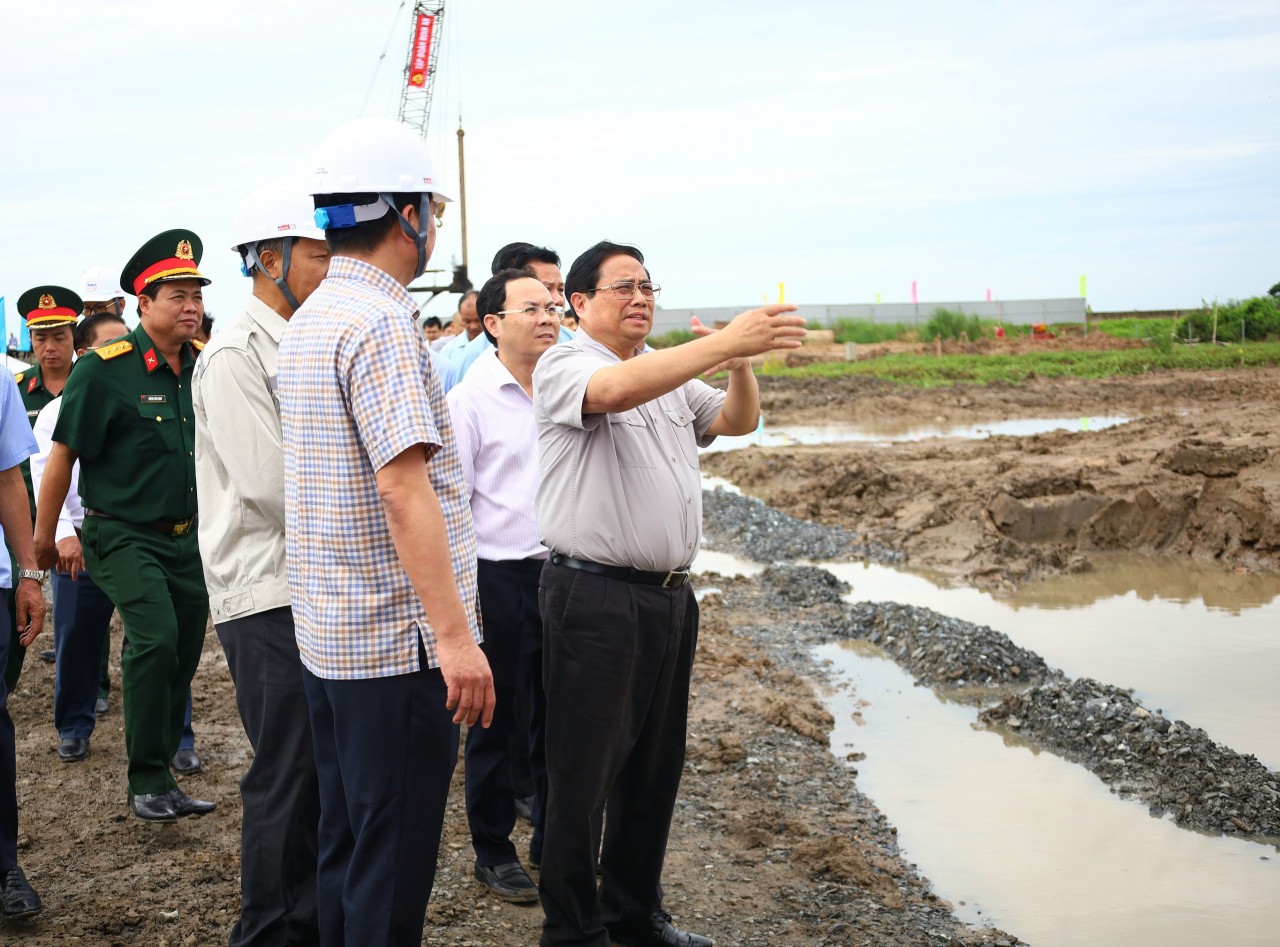 Thủ tướng Phạm Minh Chính kiểm tra cao tốc Châu Đốc - Cần Thơ - Sóc Trăng. Ảnh: Trung Phạm