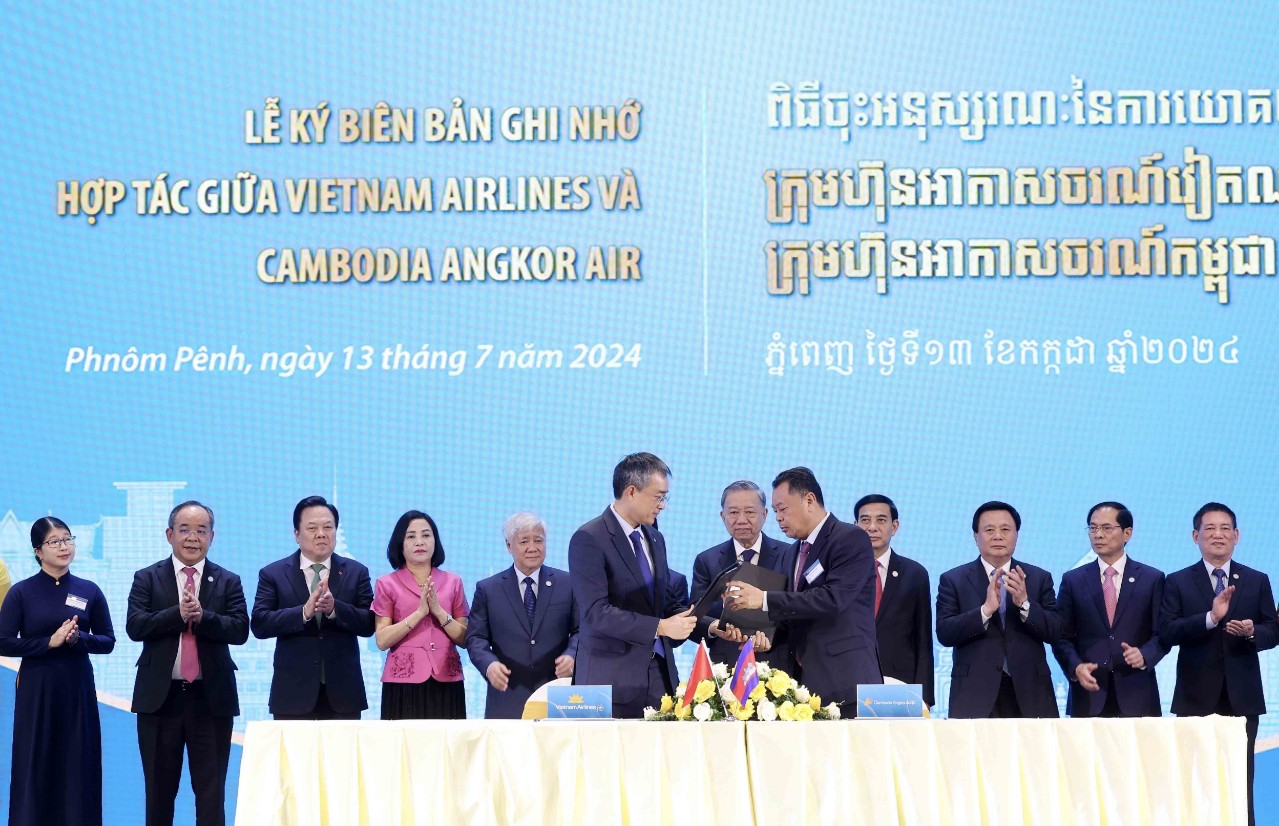 Lễ ký biên bản ghi nhớ hợp tác giữa Vietnam Airlines và Cambodia Angkor Air - Ảnh: Vietnam Airlines