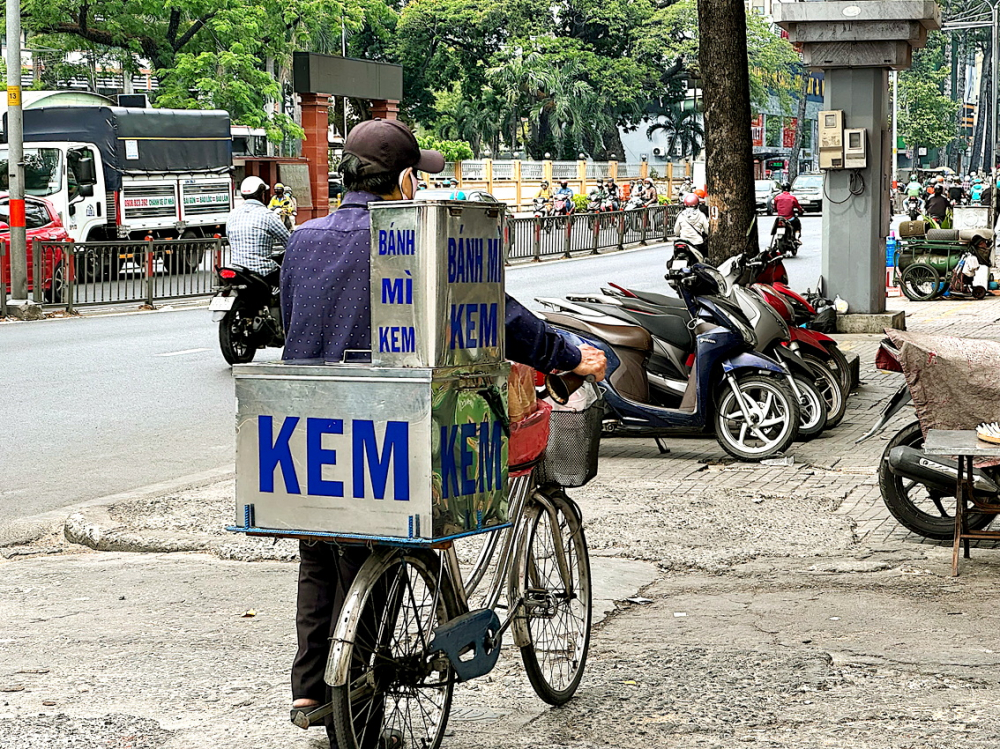 Với nhiều người, tiếng chuông leng keng của xe kem, không chỉ là thông tin tiếp thị mà còn là một trời tuổi thơ