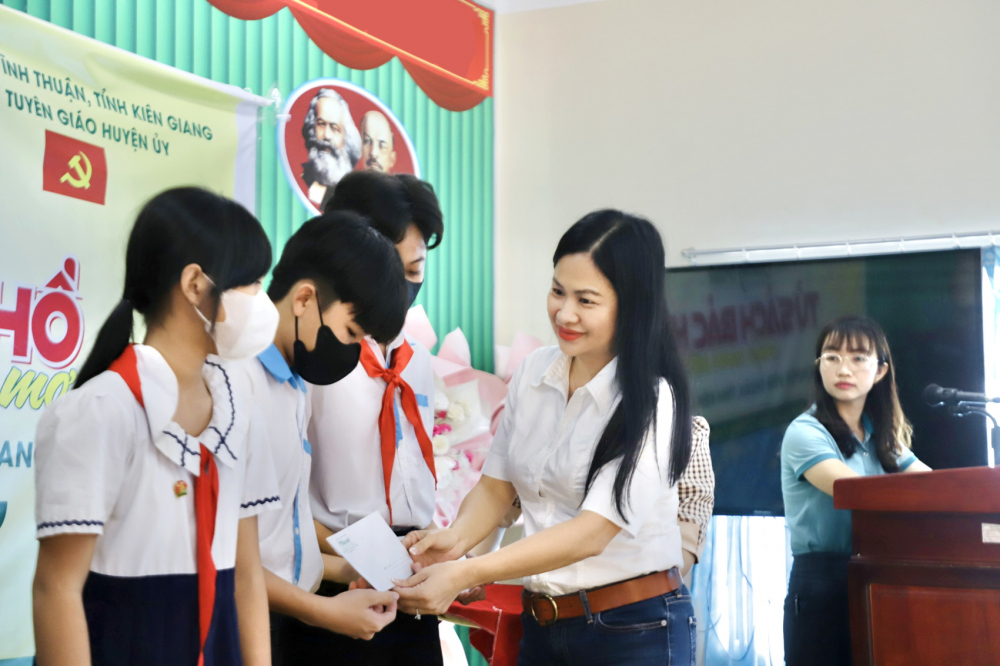 Bà Phạm Thị Vân Anh - Phó tổng biên tập Báo Phụ nữ TPHCM - trao học bổng cho các em học sinh - ẢNH: TRUNG SƠN