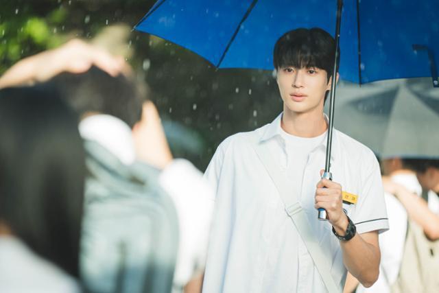 Diễn viên Byeon Woo-seok vào vai Sun-jae trong bộ phim truyền hình ăn khách Cõng anh mà chạy.