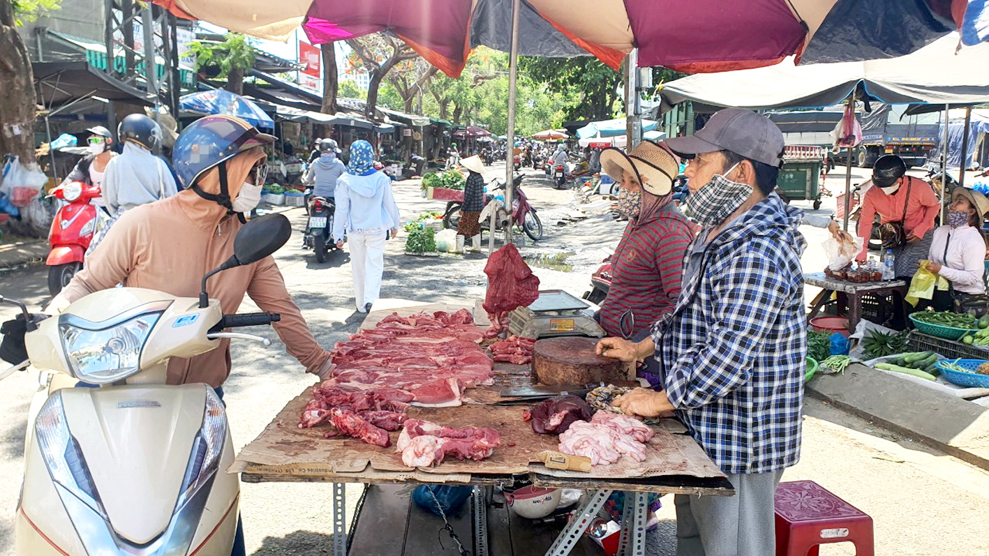 Khách hàng mua thịt heo ở chợ đầu mối Hòa Cường (TP Đà Nẵng) - ẢNH: Đ.DŨNG