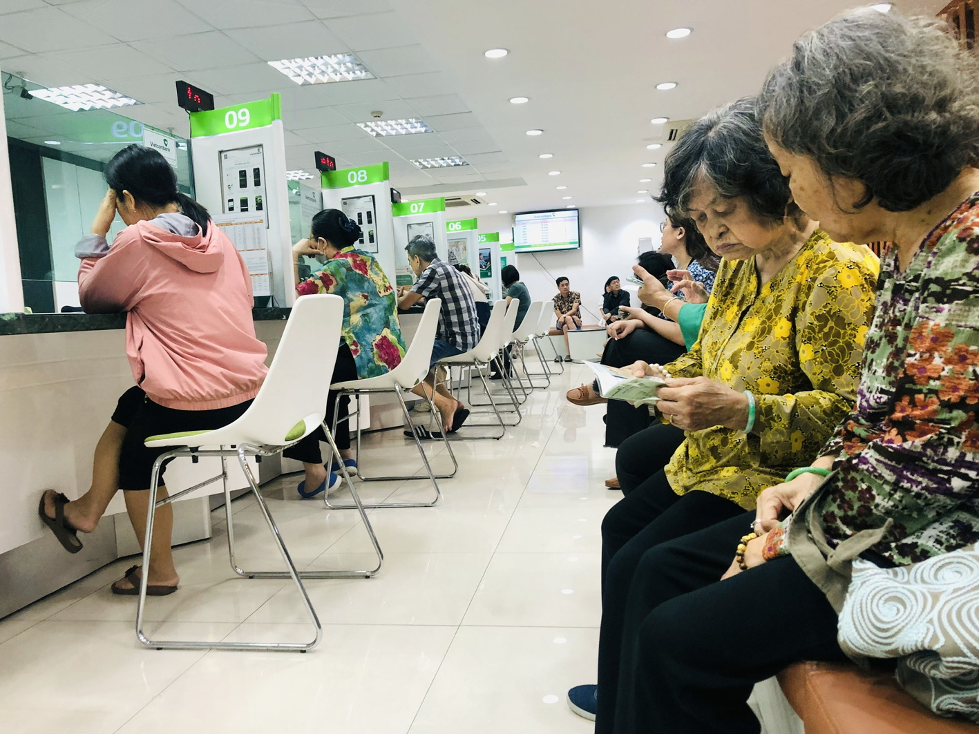 Khách hàng chờ giao dịch ở Vietcombank TPHCM