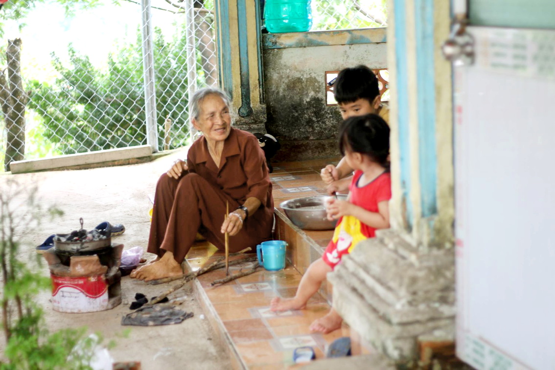 Ngoại luôn mong con cháu  về đầy nhà