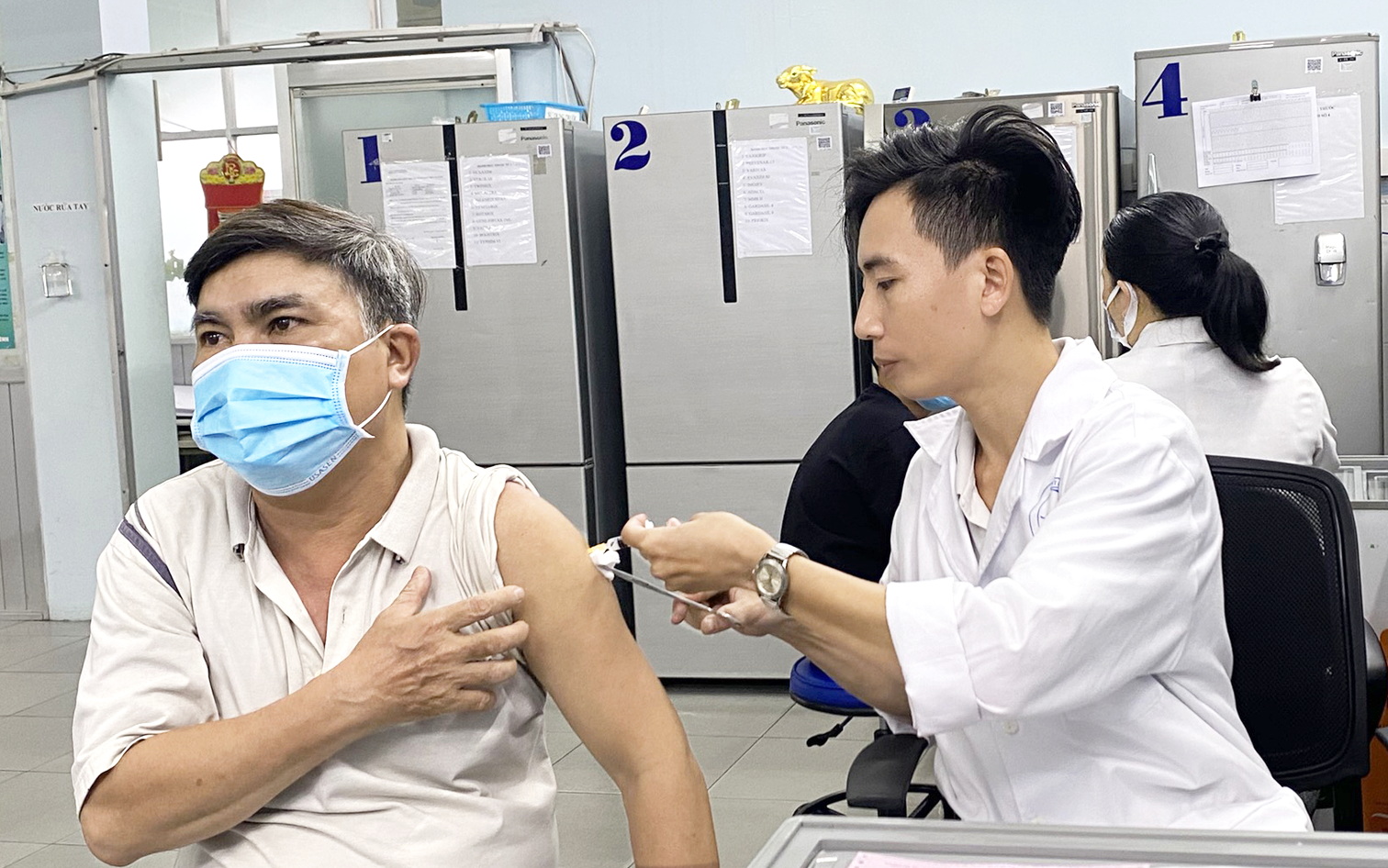 Người dân tiêm vắc xin ở Viện Pasteur TPHCM - ẢNH: PHẠM AN