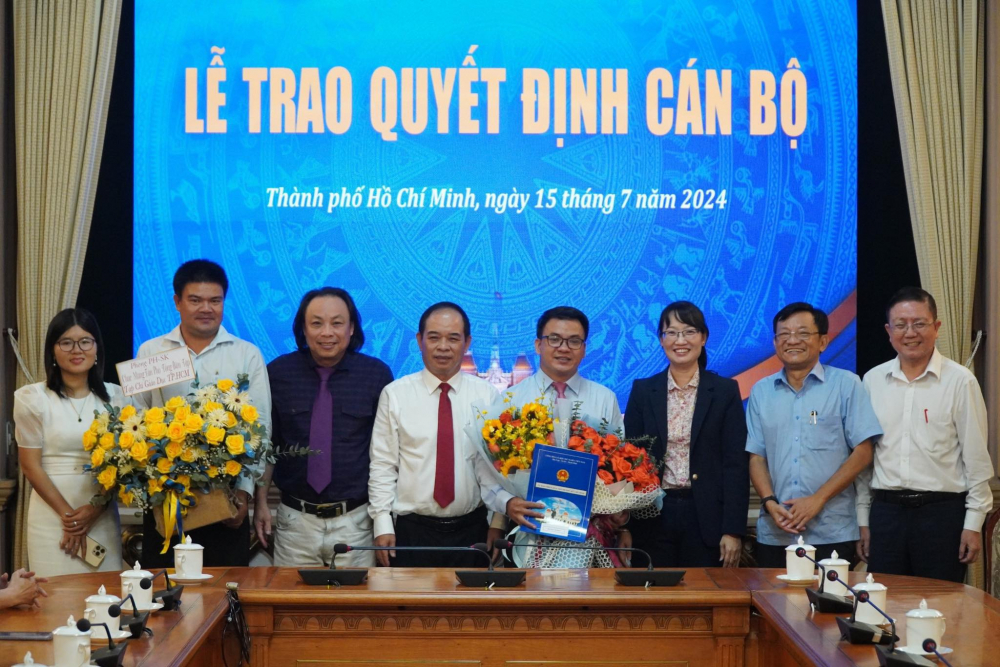 Bà Trần Thị Diệu Thúy - Phó Chủ tịch UBND TP.HCM trao quyết định và tặng hoa chúc mừng ông Trần Văn Mạnh