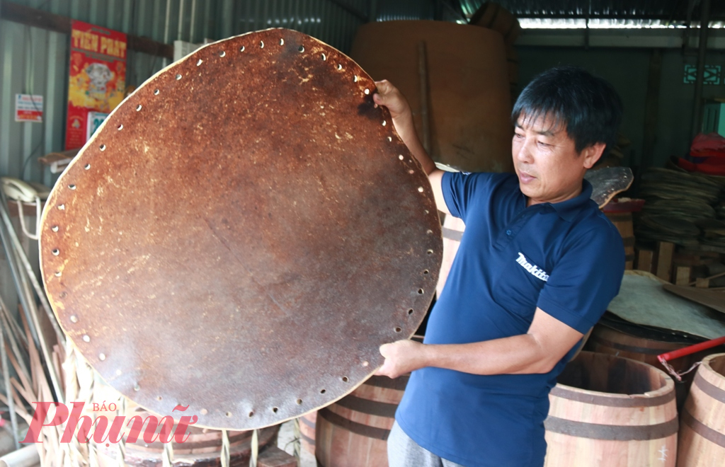 Quyết “giữ lửa” nơi làng nghề trống hàng trăm năm tuổi, ông Năm Mến truyền lại nghề cho hai người con trai là Nguyễn Văn Bình và Nguyễn Văn An.