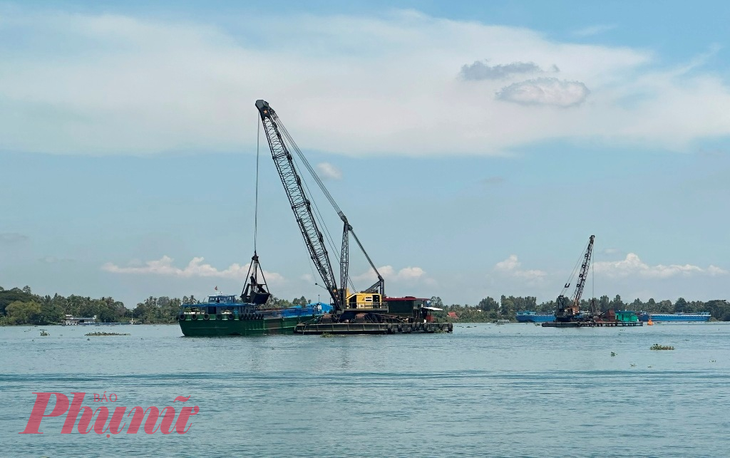 Khai thác cát trên sông Tiền - Ảnh: Thanh Lâm