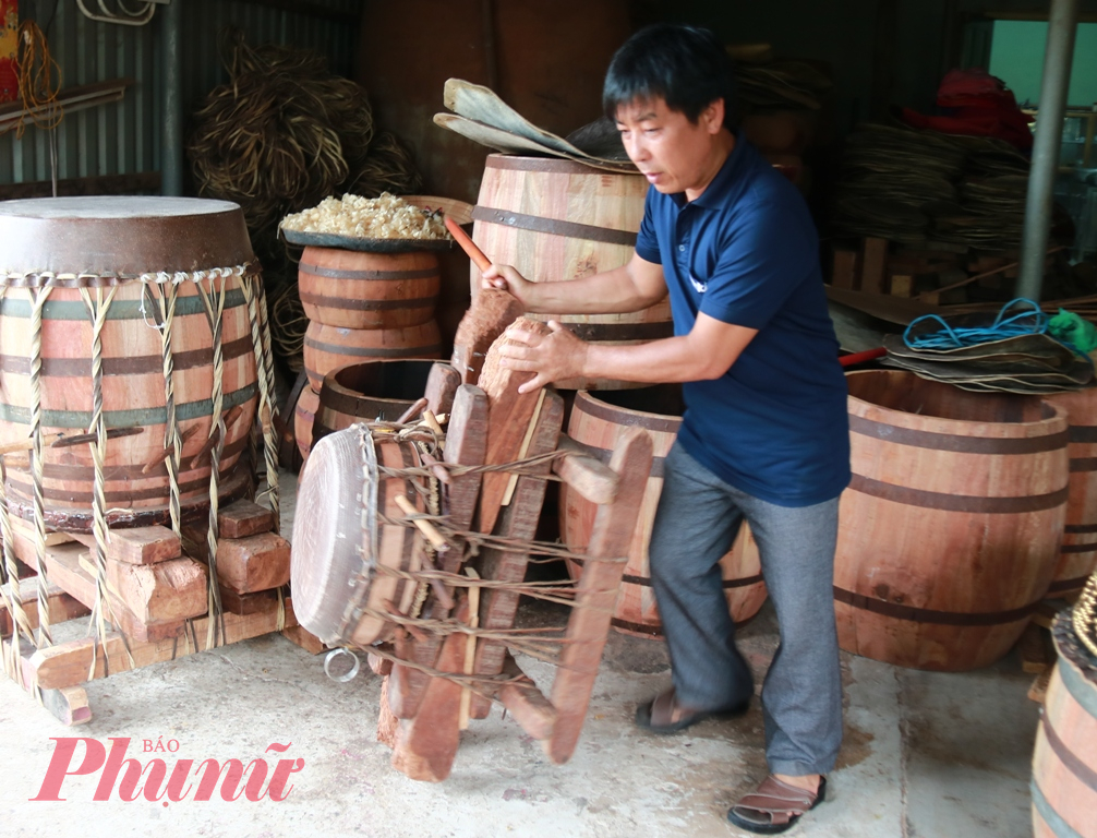 Nghệ nhân Nguyễn Văn An đang căng da mặt trống. Đây được xem là công đoạn khá công phu.